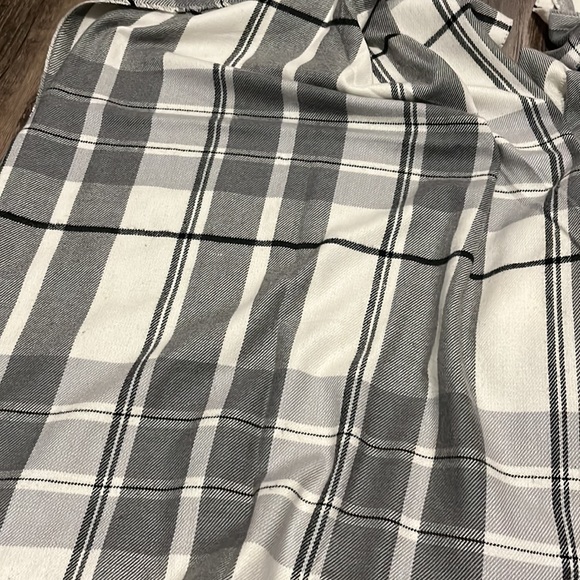 Grey and cream plaid scarf - Picture 2 of 6